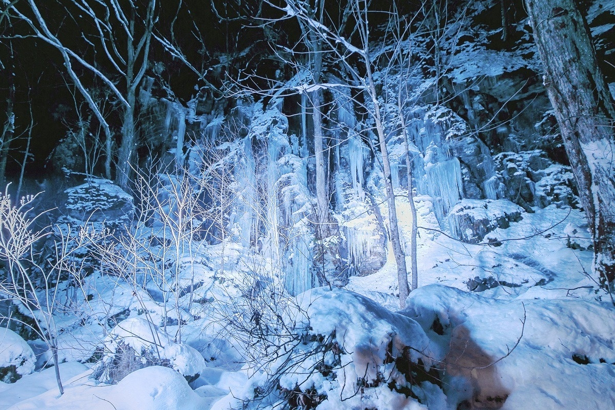 ライトアップされる馬門岩