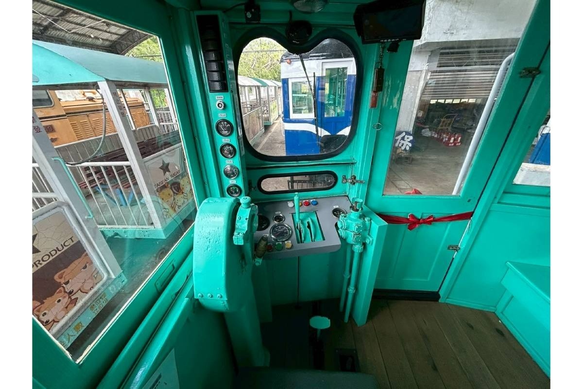 車体は鋼鉄製、内装は木製で両側にベンチシートが設けられ、昔懐かしい雰囲気を味わえる