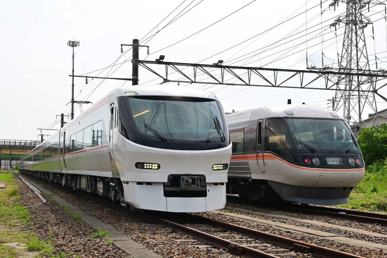 お披露目は神領駅の車両基地で行われた。奥にあるのは383系