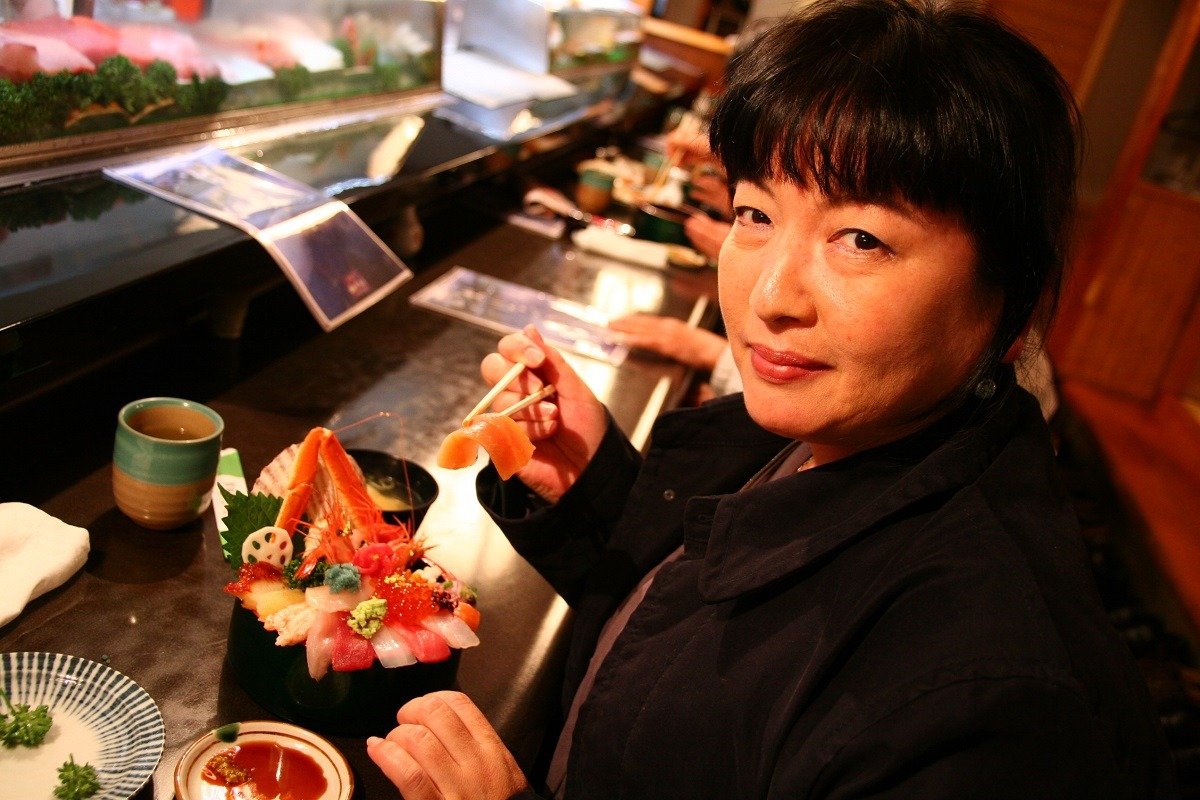 寿司店のカウンターにて板長おすすめの海鮮丼をいただきます