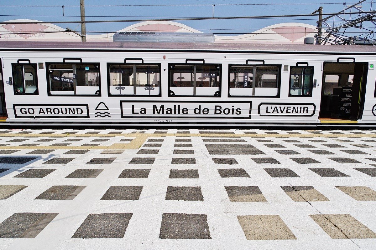 八浜駅で停車する「La Malle de Bois」