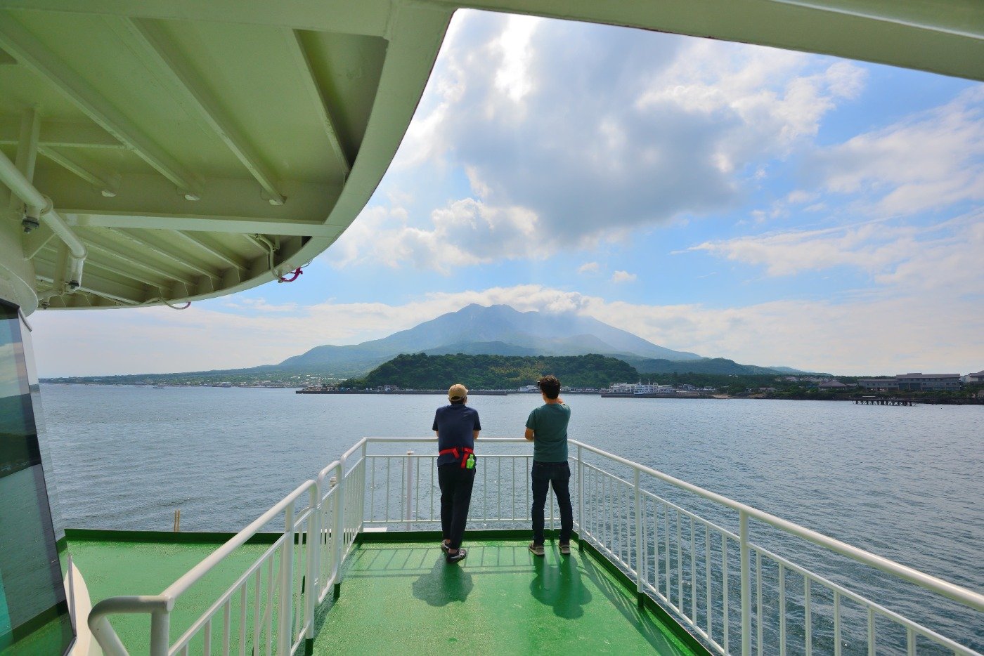 フェリーから臨む桜島の景色