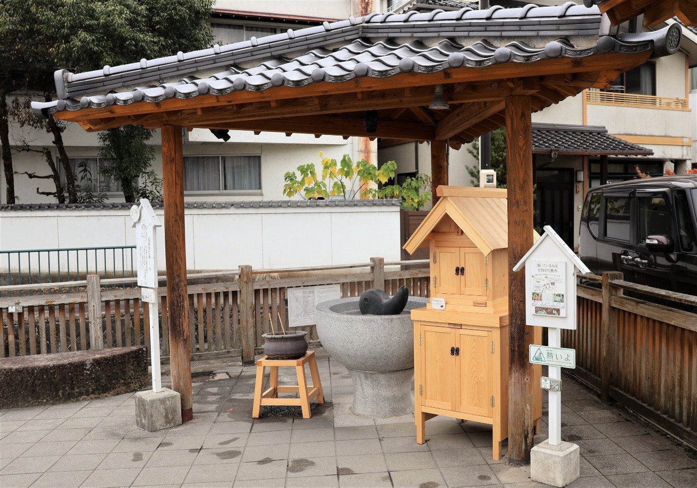 玉造温泉の源泉が自然湧出する薬師湯広場（たらい湯）