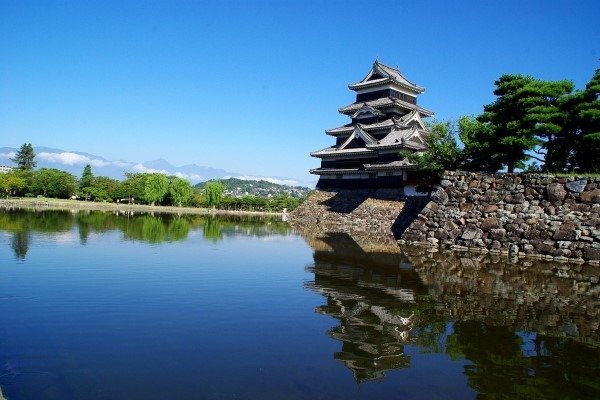 北アルプスの山々を背景に堂々とそびえる松本城