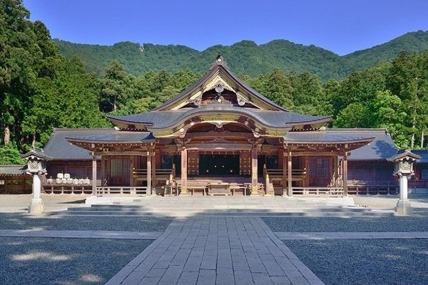 彌彦神社拝殿