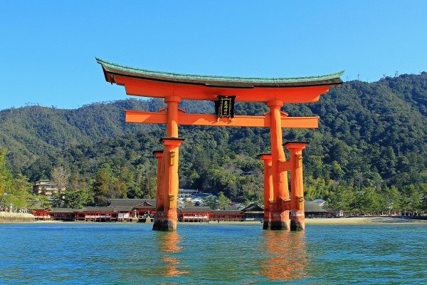 嚴島神社の大鳥居。写真は改修前のもの　写真／広島県