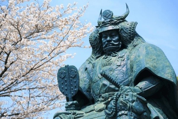 甲府駅前にある武田信玄像（写真／やまなし観光推進機構）