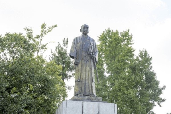 「左内公園」にある橋本左内像