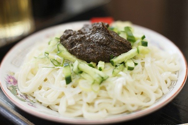 お好みで酢やラー油などを入れ、一緒にかき混ぜて食べます