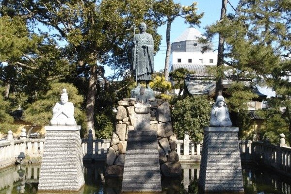 「善通寺」の「御影池」にある弘法大師像