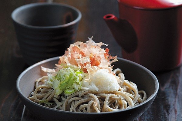 おろし汁やだしをどう使って食べるかは店によりさまざま