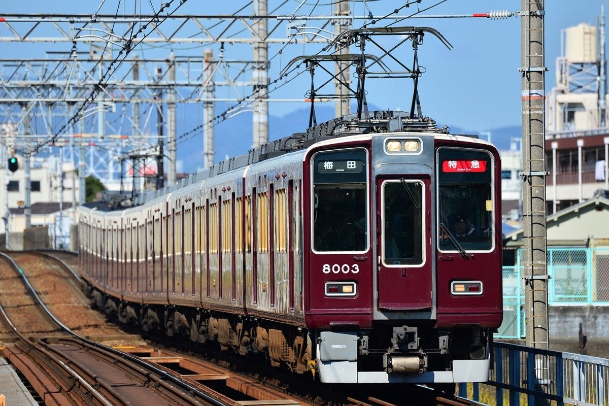 阪急8000系電車。この小豆色が印象的。（写真＝交通新聞クリエイト）