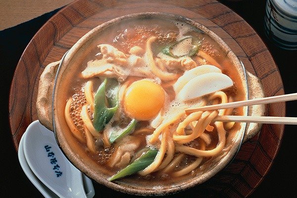 「山本屋本店」の「親子（かしわ）入り味噌煮込うどん」1760円