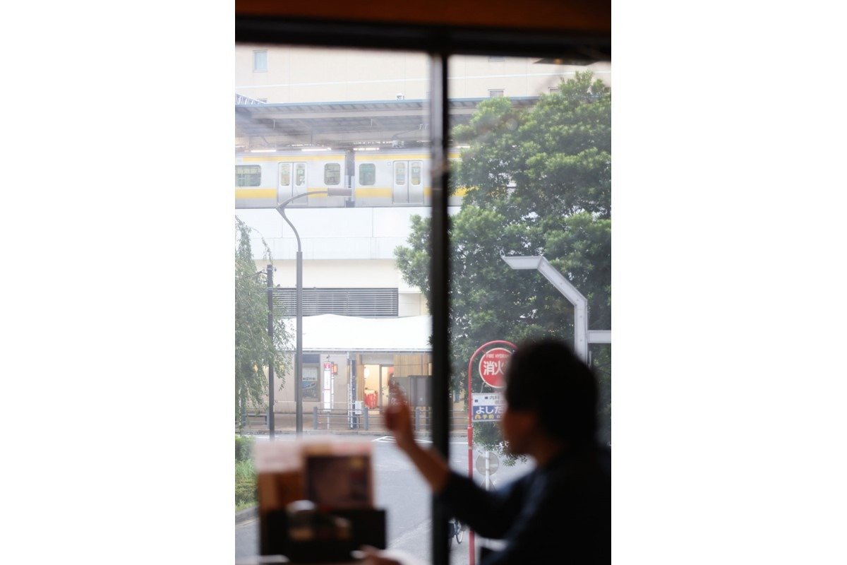 この日話をうかがった『Yonchome Cafe』からはＪＲ高円寺駅が見える。