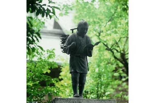 「報徳二宮神社」にある銅像