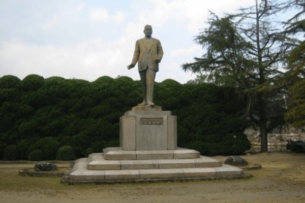 「広島城」東側にある池田勇人像