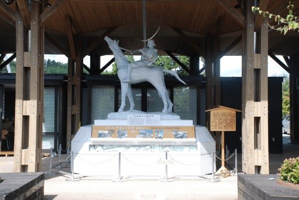 陸羽東線有備館駅前に立つ「伊達政宗公騎馬像」（写真／宮城県観光プロモーション推進室）