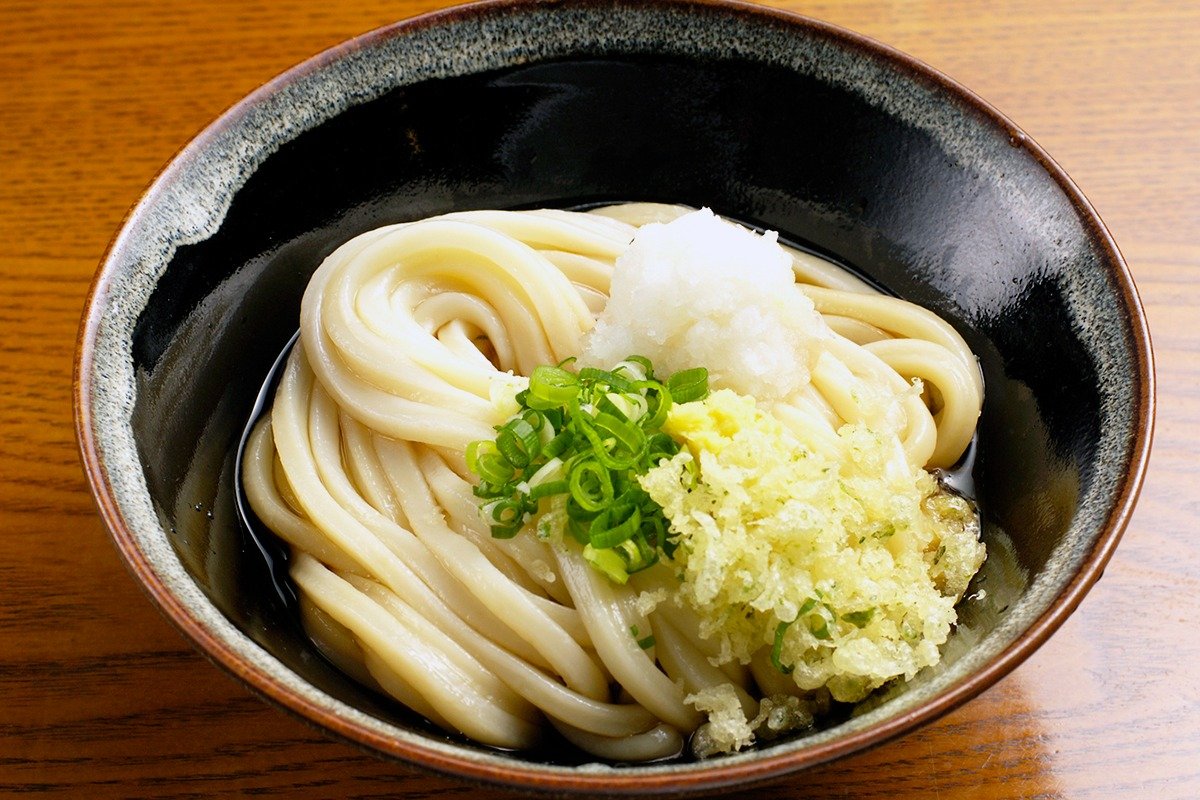 だしをかける「ぶっかけうどん」は讃岐うどんの定番のひとつ