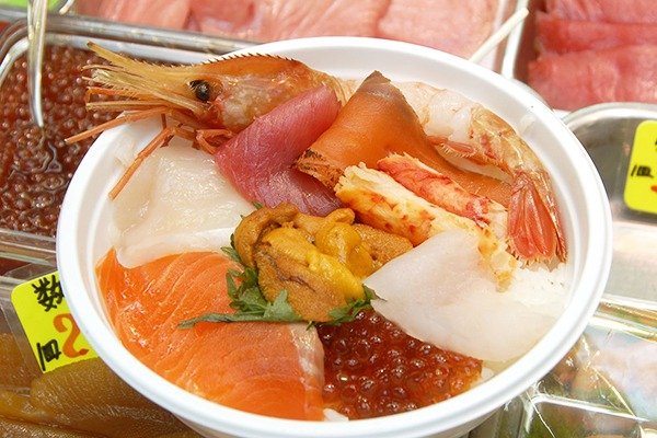 勝手丼の一例。ご飯の量は少なめ（茶碗半分の量）も選べます