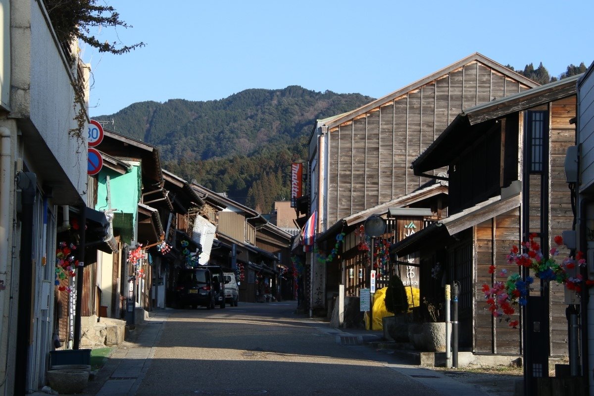 坂道に沿って伸びる町並みは、国の重要伝統的建造物群保存地区に指定されています