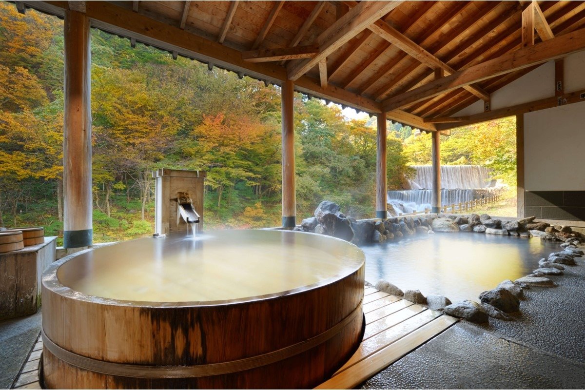 荒川と二段の滝を一望できる「太子の湯」