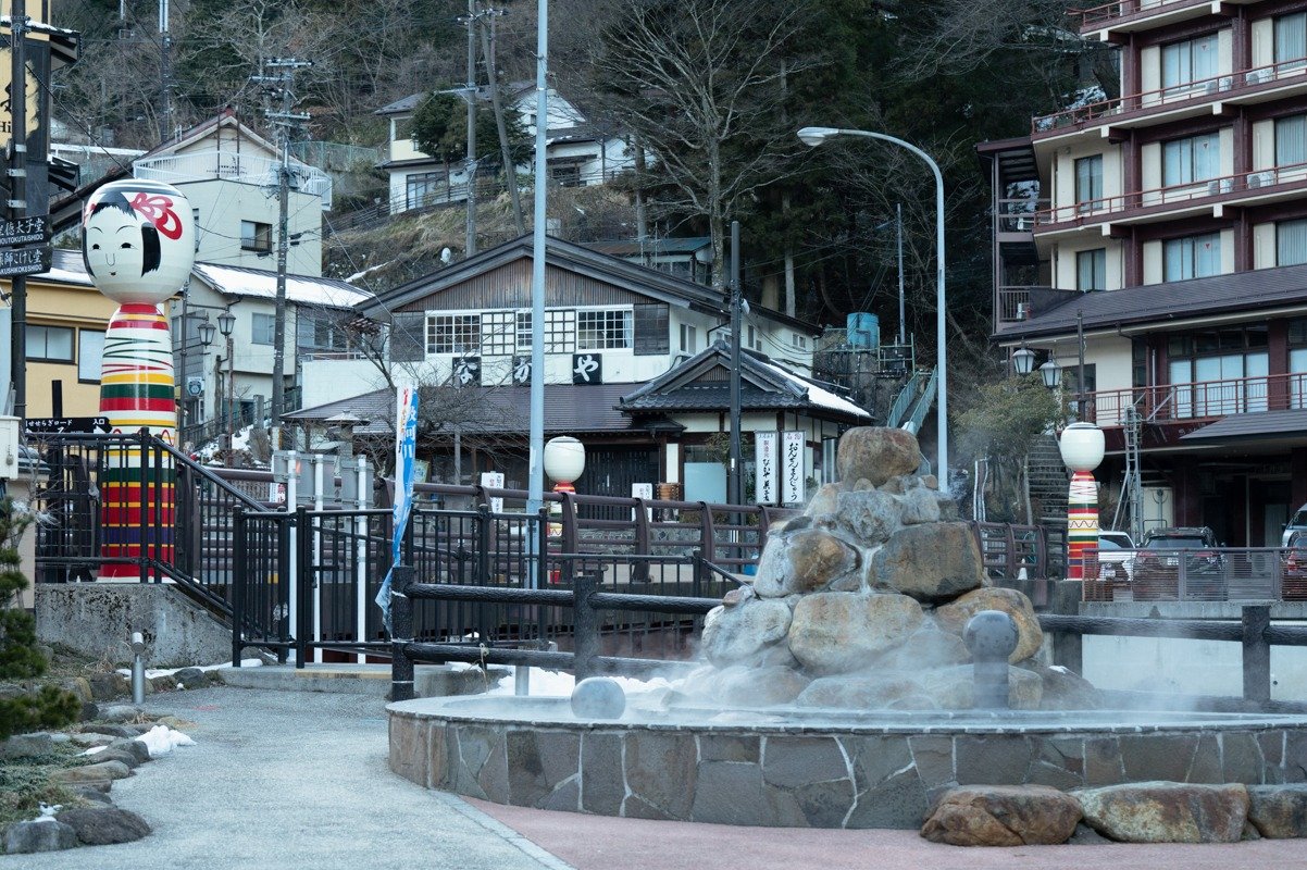 足湯「土湯温泉 きぼっこの湯」。もくもくと上がる湯気が温泉情緒を感じさせます