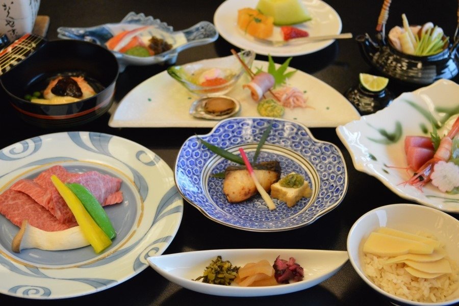 夕食はA5等級の飛騨牛など岐阜県産の食材をふんだんに使った会席料理