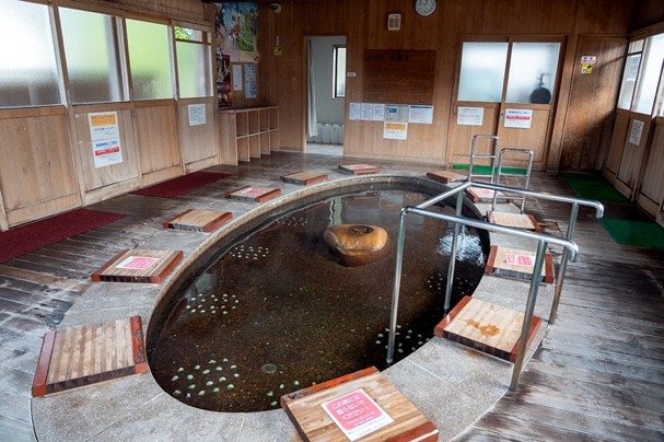 工房の隣には「足湯　湯楽里（ゆらり）」があり、ひと休みもできます