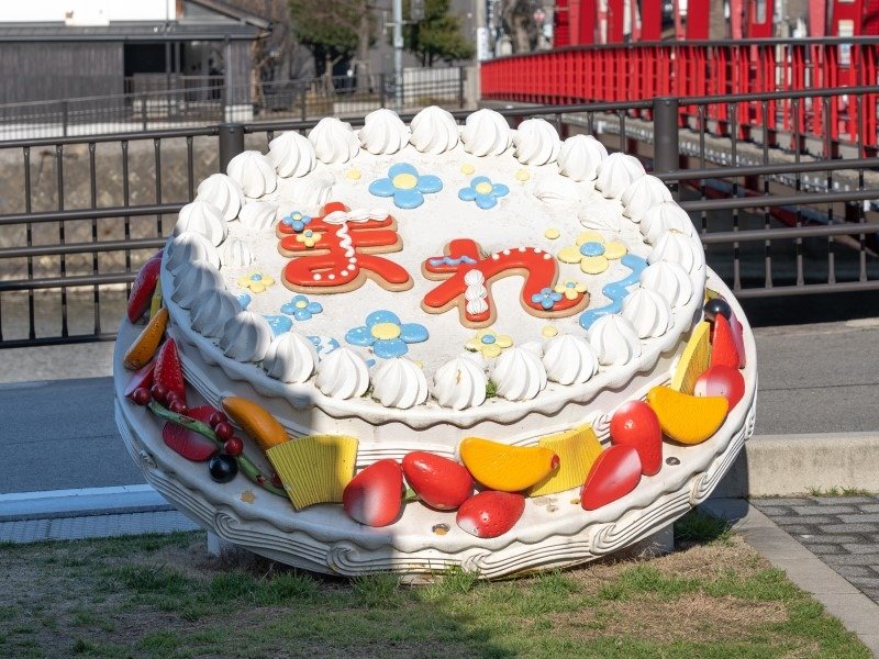 「輪島ドラマ記念館」の外に置かれたケーキのオブジェ