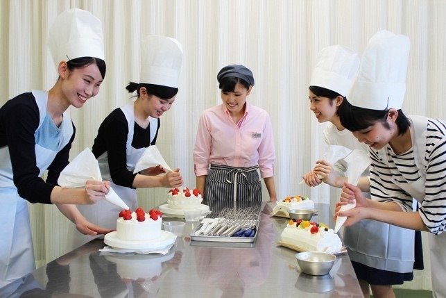 お菓子づくり体験は一部予約（予約優先）