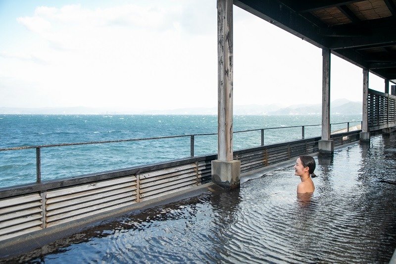 長崎の海を一望できる開放的な露天風呂