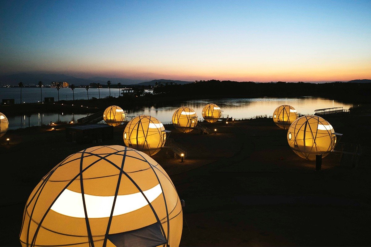 園内の宿泊施設「INN THE PARK（イン ザ パーク） 福岡」には3タイプの客室が揃っています。写真は球体テント