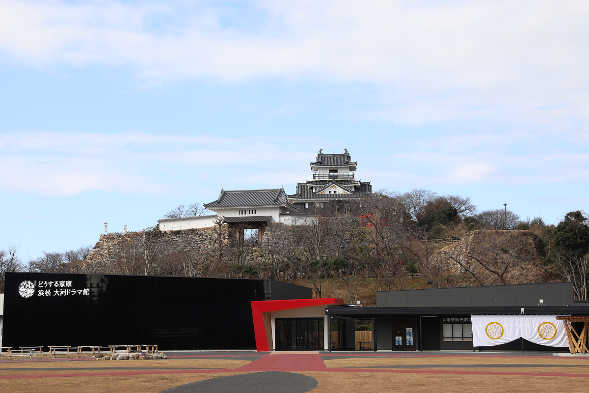 浜松城を見上げる「浜松出世パーク」に新たにつくられた大河ドラマ館