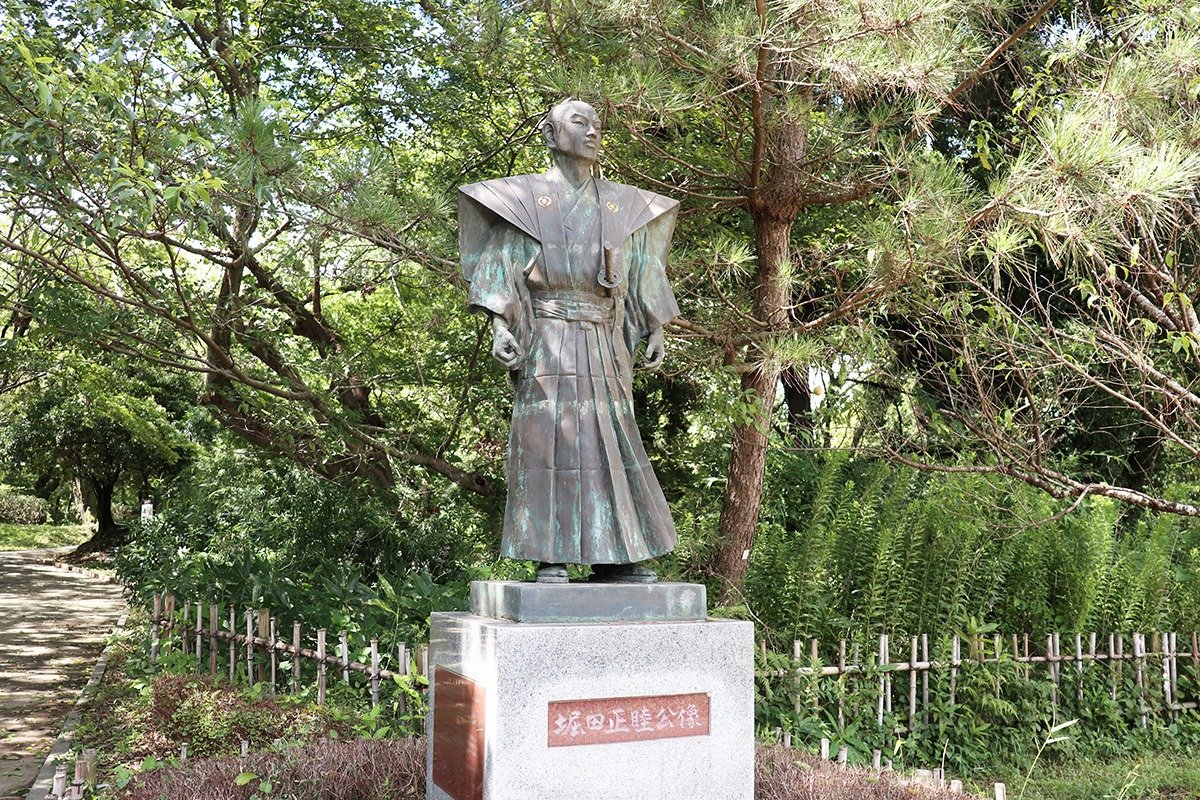 日本を開国に導いた、幕末期の藩主・堀田正睦（ほったまさよし）の銅像も立つ