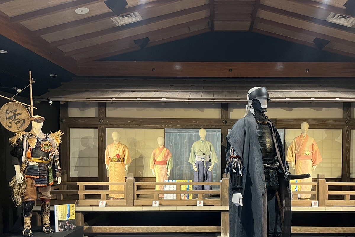 衣装や小道具を展示するコーナー　