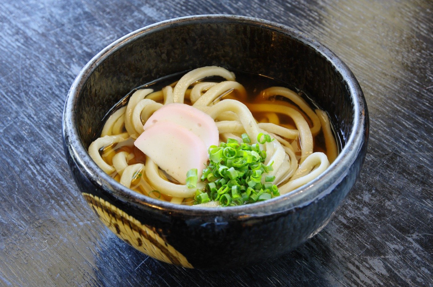 「ヤーコンかけうどん」300円、おみやげになる生麺のヤーコンうどんは2人前入りで400円