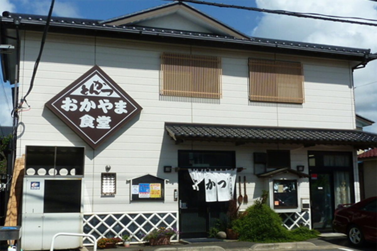 店内にはテーブル席が配されゆっくり食事ができます