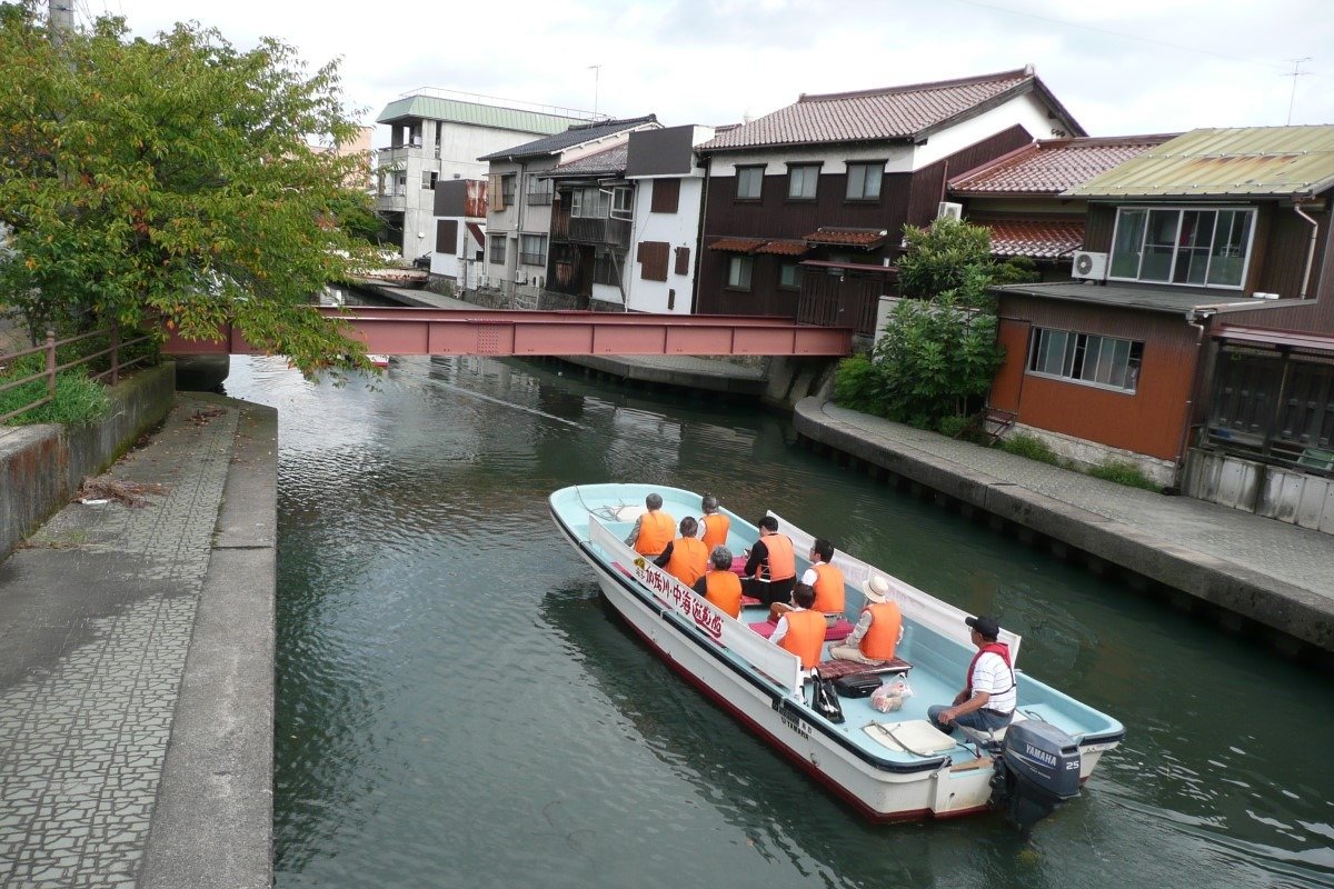 水運で栄えた加茂川沿いには古い町並みが続きます