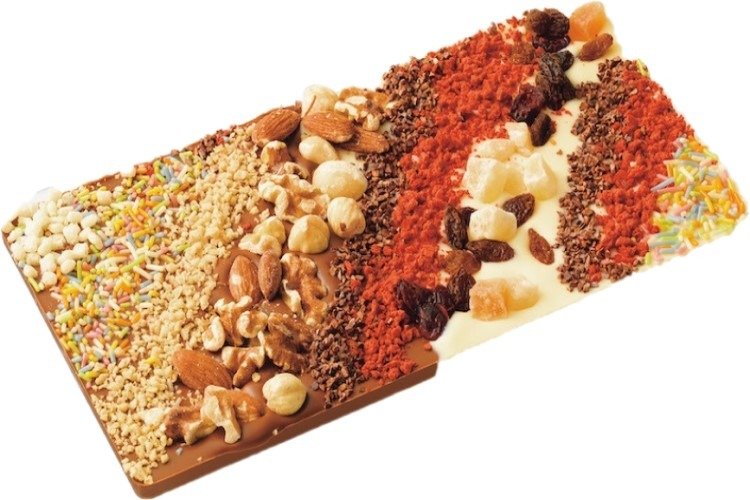 チョコレートワークショップ（体験料別途1500円）では種類豊富なトッピングで自分だけのビッグサイズの板チョコレートを作れます