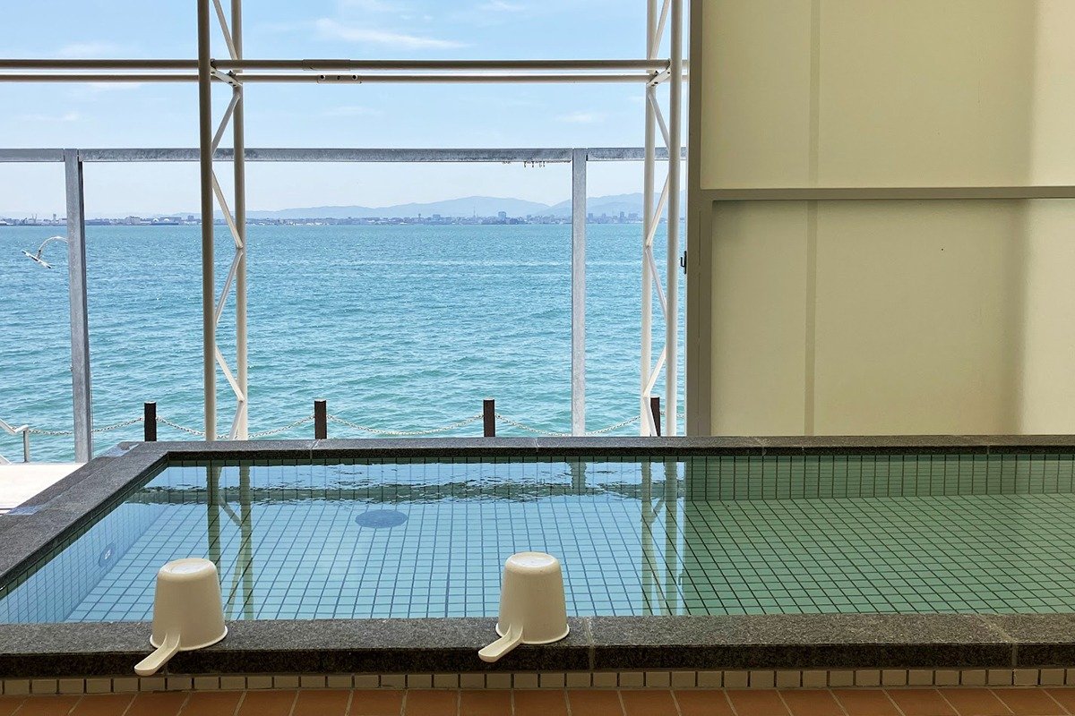 博多湾を一望できる温浴施設。波の音をBGMに湯浴みが楽しめます