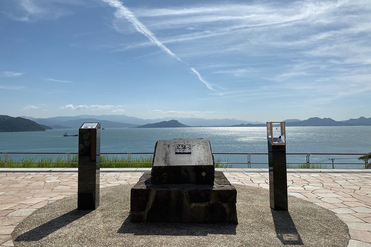 能古島を対岸に望む金印公園。園内には記念碑があり、博多湾を一望できる展望スポットにもなっています