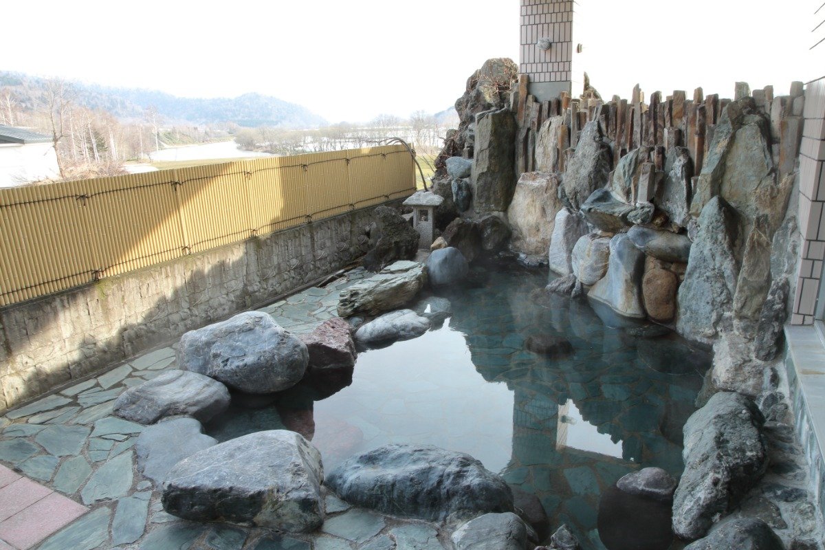 自然豊かな川沿いの湯に癒やされます