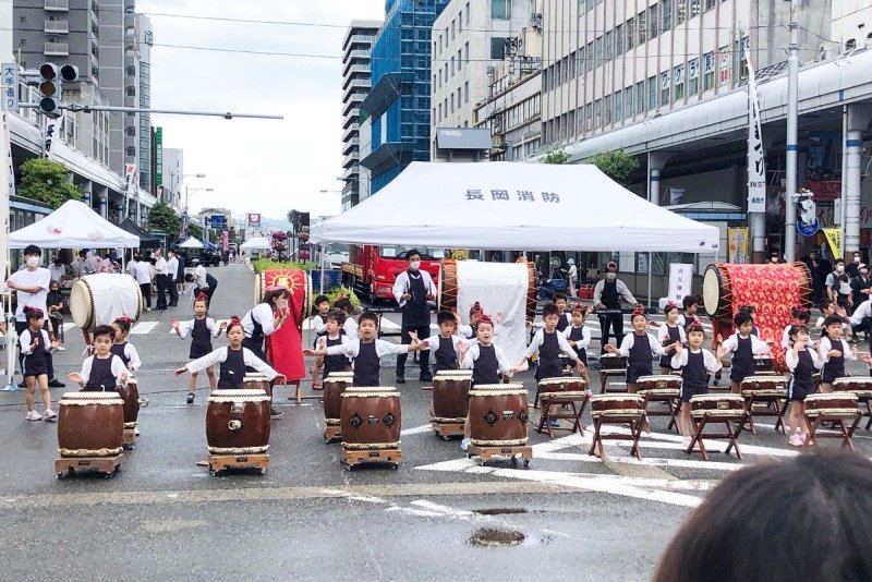 「わんぱくおまつり広場」ではちびっ子たちの太鼓披露もあります