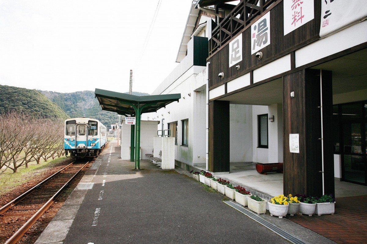 駅直結の便利な立地の「森の国 ぽっぽ温泉」