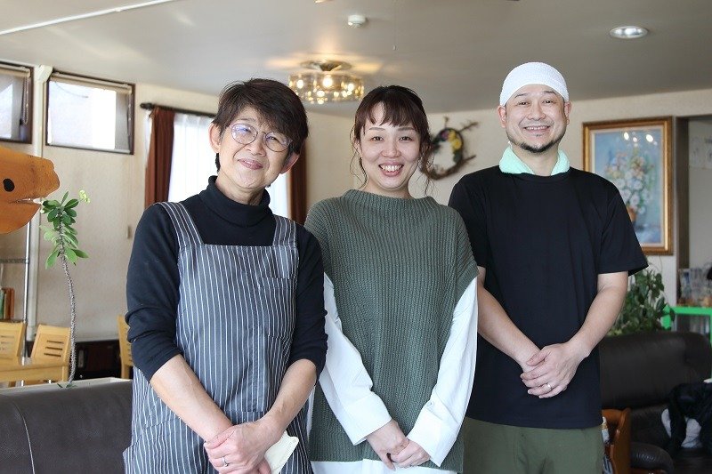 ニュー温泉閣ホテルでは上坂さん家族と親しみやすいスタッフが迎えてくれます