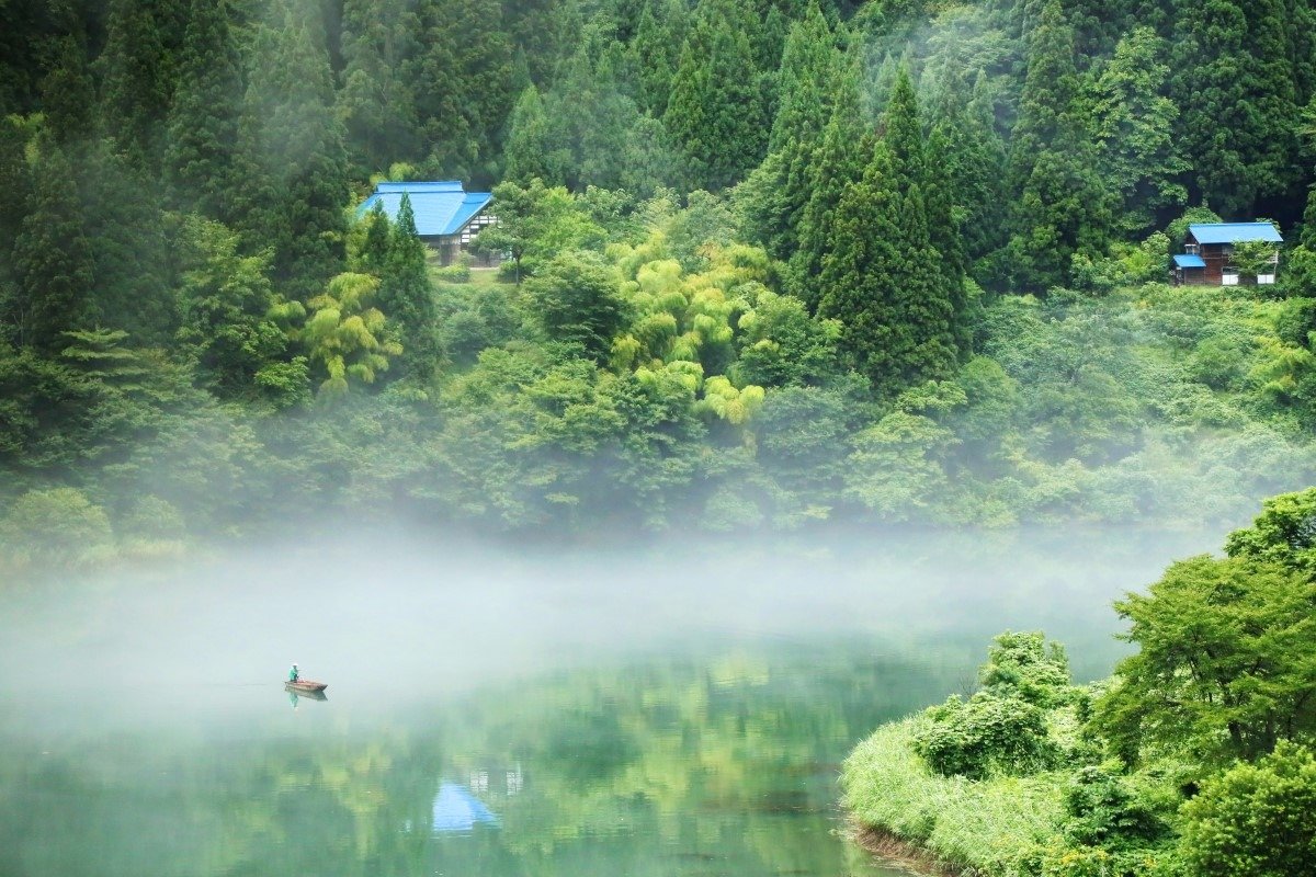 川霧に包まれた只見川。静寂の中に櫂（かい）を漕ぐ音が響きます　写真／奥会津郷土写真家 星賢孝