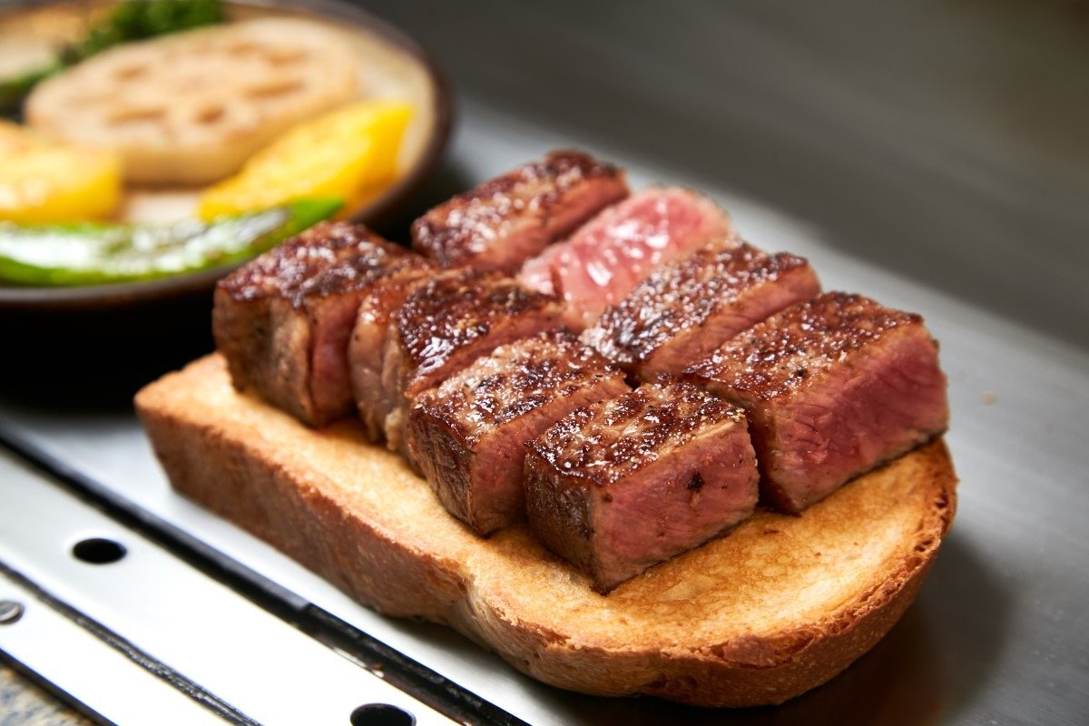 神戸ビーフのサーロインステーキ120グラム1万4000円（写真は300グラム）。鉄板で焼いたトーストにのせて