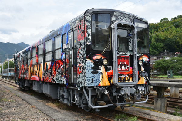 愛媛県鬼北町のシンボル「鬼王丸（おにおうまる）」をデザインした「鬼列車」