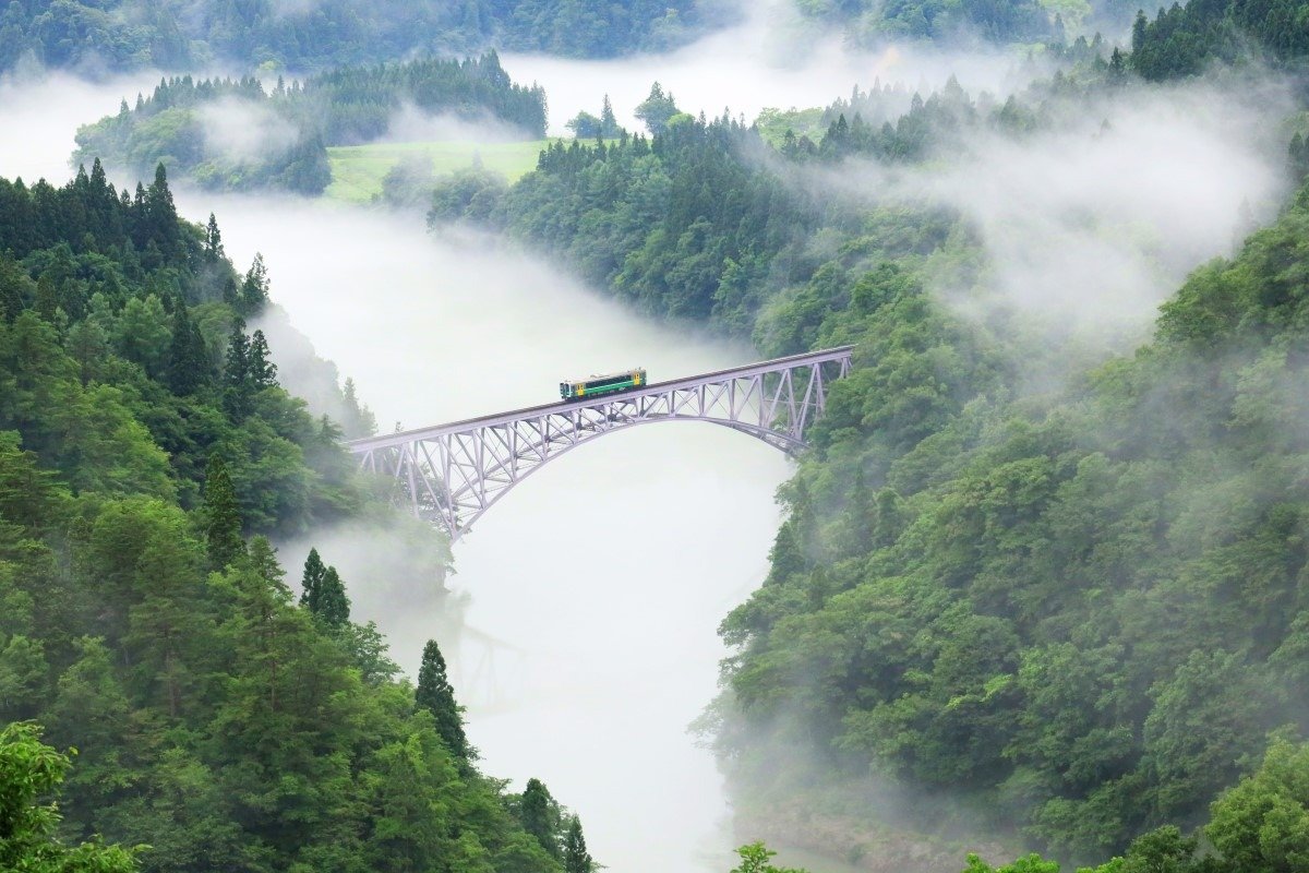 霧が立ち込める「第一只見川橋梁」を渡る一両の列車