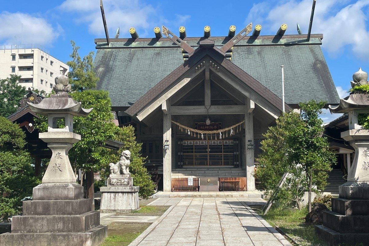 鳥居は中越地震で倒壊したため青銅製で再建。社殿は1979（昭和54）年の再建